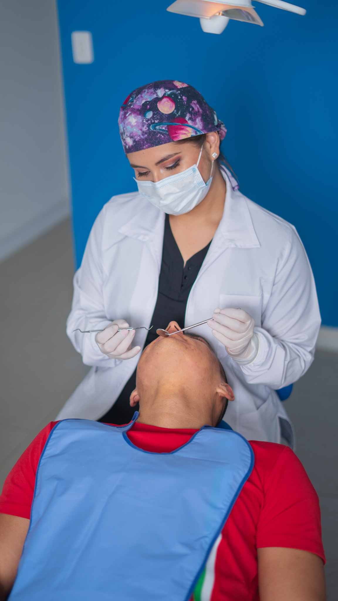 Equipo de Mariana Henao acompañando a una paciente